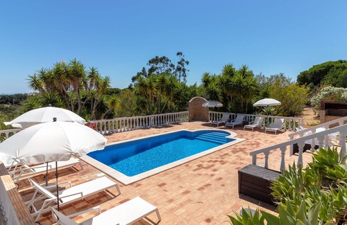Lagoa e Carvoeiro House | Casa Rina - Private swimming pool, 5 min drive to beaches & 7 min to town
