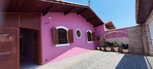 Parque Oasis House | Casa Rosa de Peruíbe - Casa de Temporada 3 dormitórios, 10 hóspedes, piscina, wi-fi, netflix, 800 metros da praia