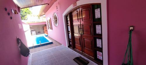 Parque Oasis House | Casa Rosa de Peruíbe - Casa de Temporada 3 dormitórios, 10 hóspedes, piscina, wi-fi, netflix, 800 metros da praia