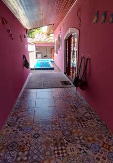 Parque Oasis House | Casa Rosa de Peruíbe - Casa de Temporada 3 dormitórios, 10 hóspedes, piscina, wi-fi, netflix, 800 metros da praia
