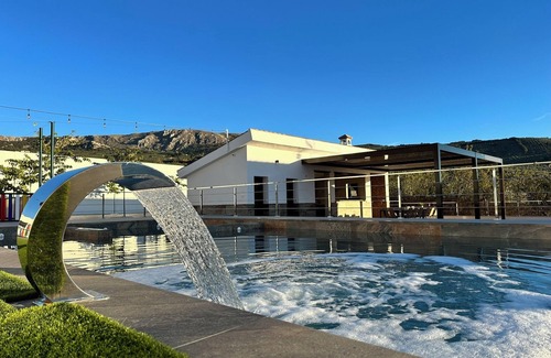 Montefrio Villa | Casa Rural con Piscina y Jacuzzi con Capacidad Máxima Para 16 Personas
