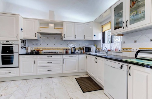 Lagoa e Carvoeiro Villa | Casa Ryder Short walk from Marinha beach!
