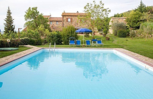 Castiglione d'Orcia House | Casa Salvia A: An apartment in the characteristic style of the Tuscan countryside, with Free WI-FI.