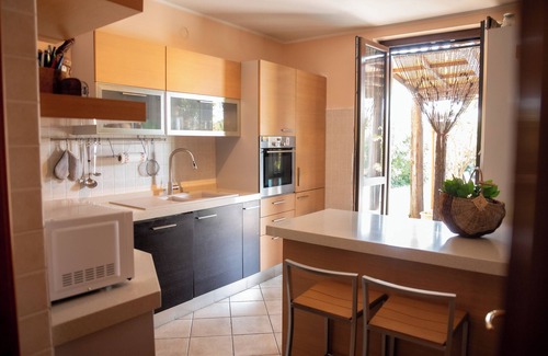 Premenugo Villa | Casa Schatz is a spacious cottage with a large furnished garden and swimming pool.