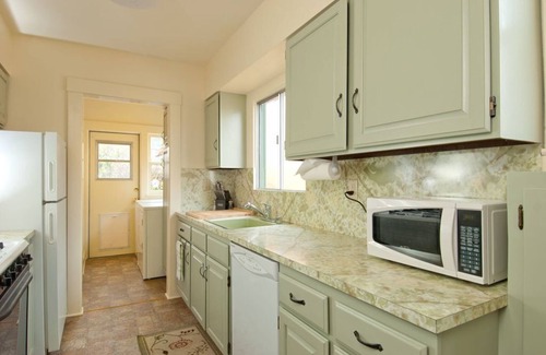 Pacific Grove House | Casa Simpatico - Pacific Grove House - Steps to Lover's Point Beach