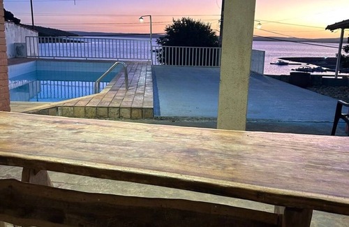 Tres Marias House | Casa Simples e Aconchegante com uma Vista Magnífica Para Represa