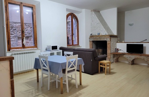 Todi Apartment | Casa Sulle Mura Medioevali. Comodissimo no Scale. Servizi Raggiungibili a Piedi