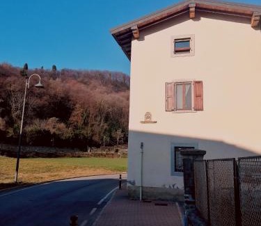 Costa di Mezzate Apartment | Casa Sveva - Appartamento vista castello