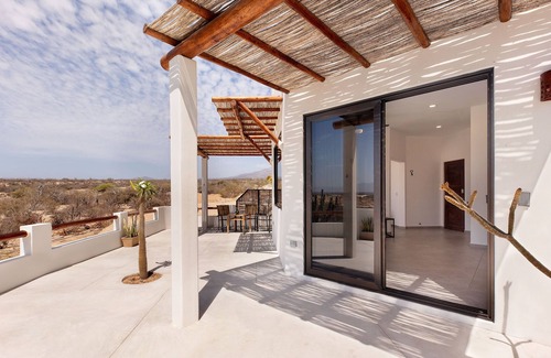La Ventana Apartment | CASA TAKO 2, CLEAN modern studio unit, 5 minutes walk to kite launch beach.