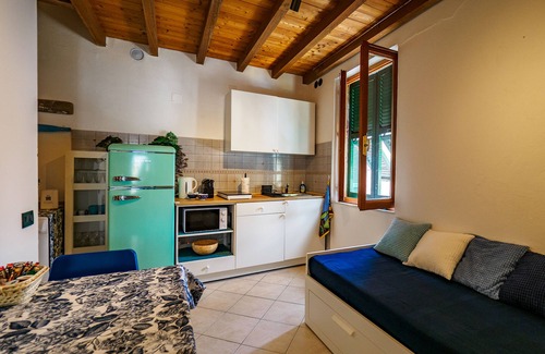 Vernazza Apartment | Casa Teresa with AC and Balcony