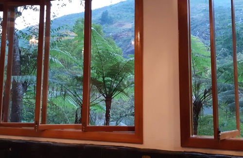 Araras House | Casa Tico tico das Araras surrounded by mountains in a forest reserve.