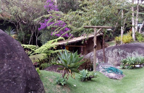 Araras House | Casa Tico tico das Araras surrounded by mountains in a forest reserve.