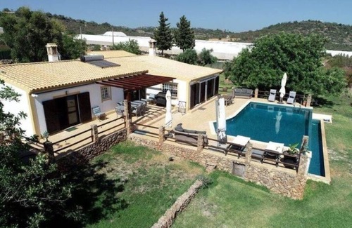 Loule Villa | Casa Tranquility with beautiful pool and Jacuzzi!nn