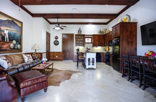 Round Top House | Casa Tres Hermanas: Pool+HotTub, 5min to Round Top