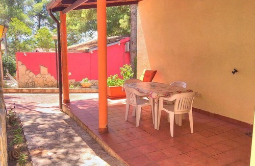 Defensola House | Casa Vea B: A welcoming apartment situated at a short distance from the beach, with Free WI-FI.