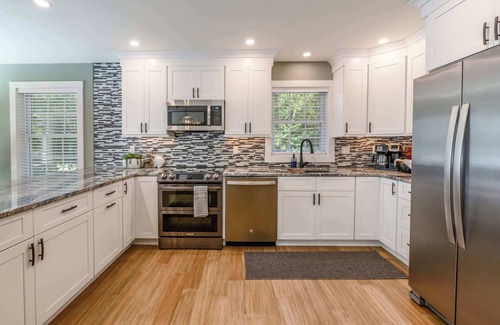 Montville House | Casa Verde 2 | Luxe Lakeside Escape with Kayaks