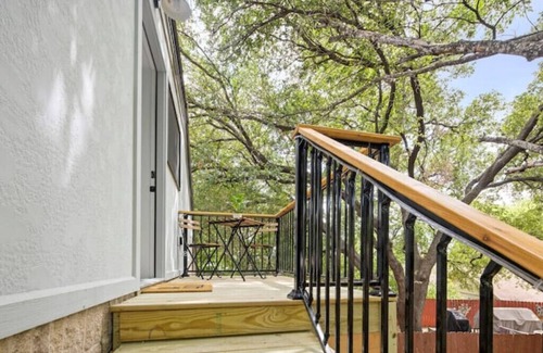 Riverside Apartment | Casa Verde: A Studio Retreat 5 Minutes to Downtown