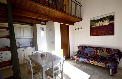 Casalini House | Casa Viola B: A welcoming apartment surrounded by the greenery, with Free WI-FI.