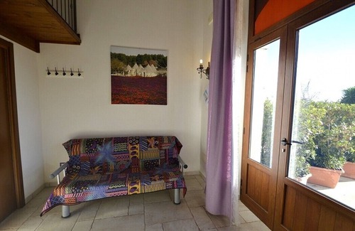 Casalini House | Casa Viola B: A welcoming apartment surrounded by the greenery, with Free WI-FI.