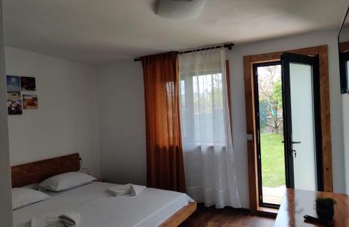 Douazeci si Trei August House | Casa Vlad