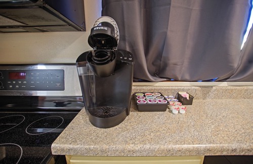 Cle Elum Apartment | Cascade Getaway - Heart of Cle Elum - Full Kitchen, Private Patio & Pet Friendly