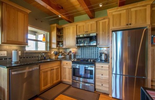 Cascade Locks Cottage | Cascade Locks Downtown Cottage, Sauna, Walk to Downtown, Dry Creek Trailhead