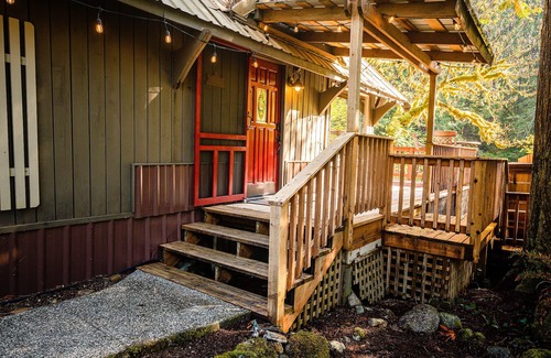 Marblemount Cabin | Cascade River Cabin + Hot Tub, Firepit
