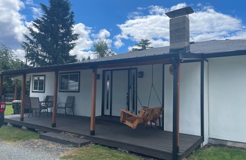Randle House | Cascadia Basecamp | AC, pet friendly, close to town