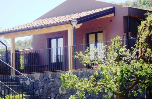 Viagrande House | Case Dietroserra