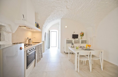 Old Town Cisternino Apartment | Casetta Arco con Balcone