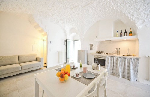 Old Town Cisternino Apartment | Casetta Arco con Balcone