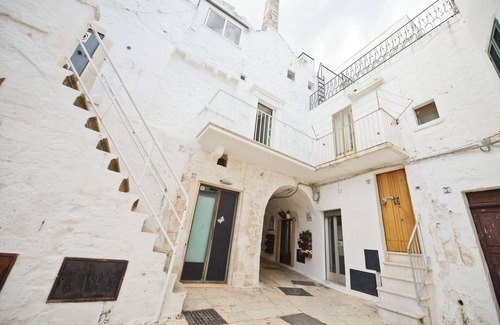 Old Town Cisternino Apartment | Casetta Arco con Balcone