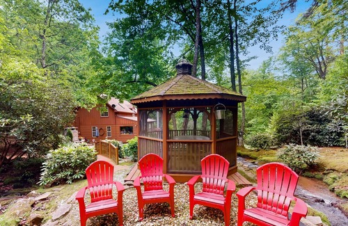 Cullowhee Cabin | Cashiers, Lake Glenville Highlands Retreat Waterfall, Fire Pit, AC, Dog-Friendly