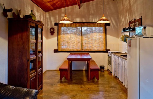 Lapinha da Serra House | CASINHAS DA LAPINHA- 3 Chalés em Lapinha da Serra com cozinha- LATE CHECK OUT- Piscina Compartilhada - Veja a cor do chalé que está locando nas fotos junto aos preços CHALÉS AMARELO, AZUL E LARANJA