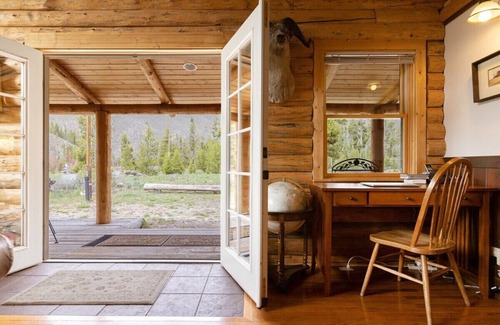 Stanley Cabin | Casino Pines - on the bank of the Salmon River!