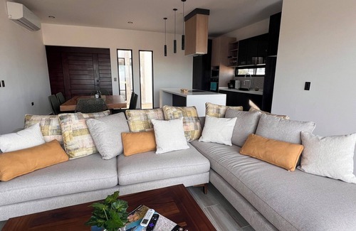 La Ventana House | Casita by the SeanPool, Modern, private rooftop, king bedsn2 minute to beach!