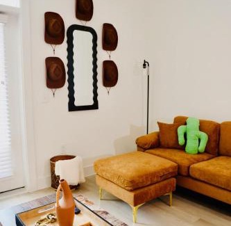 McNeil Apartment | Casita Cactus - King Suite near Domain - with Pool and Gym