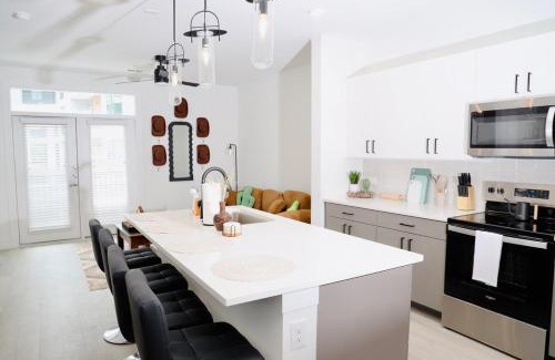 McNeil Apartment | Casita Cactus - King Suite near Domain - with Pool and Gym