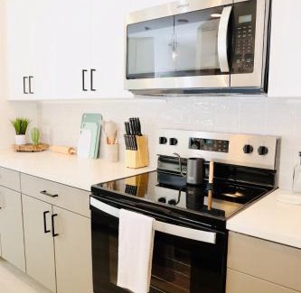 McNeil Apartment | Casita Cactus - King Suite near Domain - with Pool and Gym