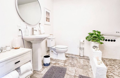 Tucson Cottage | Casita de la Luna. A unique and beautiful earthen home with a spa bath.