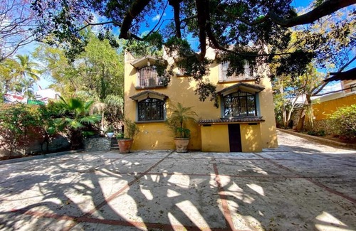 Palmira House | Casona Palmira. Es Privada, Amplia, Bien Ubicada con Alberca y Servicios