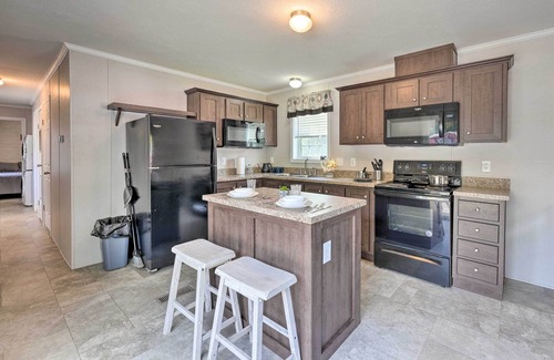 Cassopolis Cabin | Cassopolis Cabin w/Lake & Fishing Access!