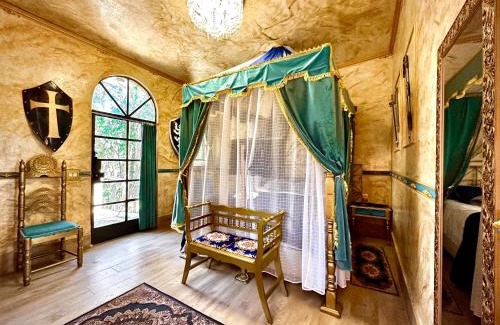 Bueno Brandao Cabin | Castelo Excalibur, Vila Mágica