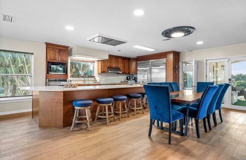 Painters Hill House | Castle, 2 mstrs, Pvt Pickleball, htd Pool/SPA, mini-golf, fish, dock, ping pong