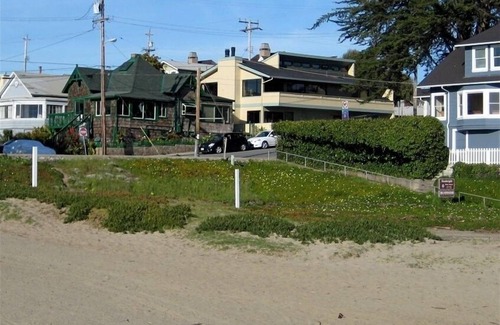 Seabright House | Castle Beach Retreat - Relax at the Best Beach in Santa Cruz!
