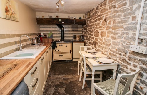 Clun Cottage | CASTLE COTTAGE, pet friendly, character holiday cottage in Clun