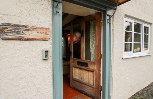 Clun Cottage | CASTLE COTTAGE, pet friendly, character holiday cottage in Clun