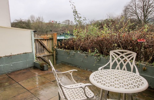 Clun Cottage | CASTLE COTTAGE, pet friendly, character holiday cottage in Clun
