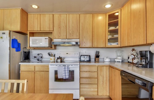 Jenner House | Castle Crag ~ Breathtaking River Ocean Views, Spa, Dog Friendly!