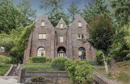 Southwest Hills House | Castle Estate in SW Portland with hot tubs, minutes from downtown Portland.